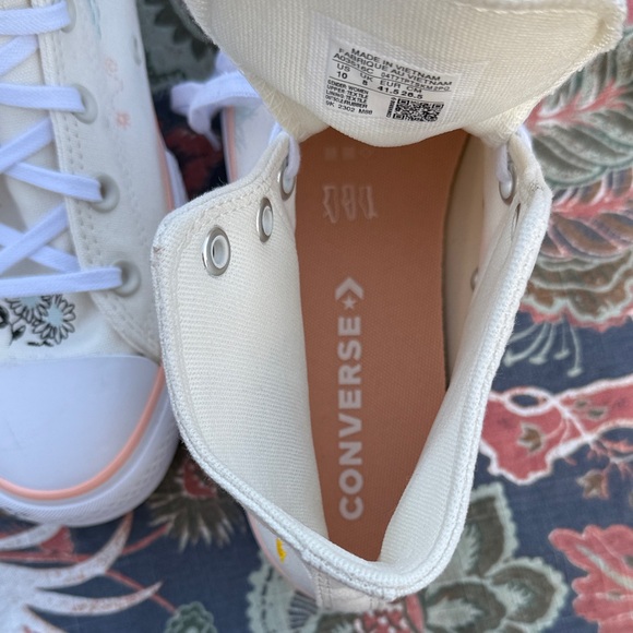 Stylish High-Top Cream Sneakers - Picture 6 of 13